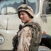 Glen Powell w Sand Castle