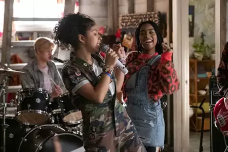 Julie and the Phantoms - galeria zdjęć - filmweb