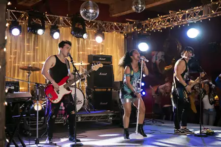 Julie and the Phantoms - galeria zdjęć - filmweb