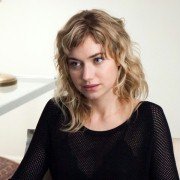 Dziewczyna warta grzechu - galeria zdjęć - filmweb
