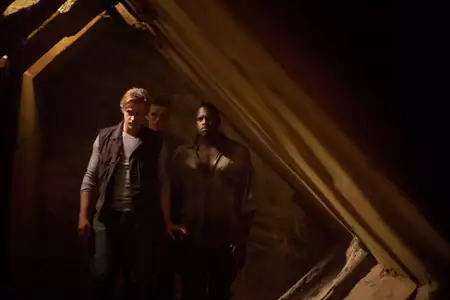 Intruz - galeria zdjęć - filmweb