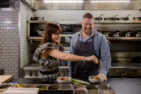 Jedz zdrowo z Zooey Deschanel - galeria zdjęć - filmweb