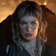 Milla Jovovich w Na zaginionych ziemiach