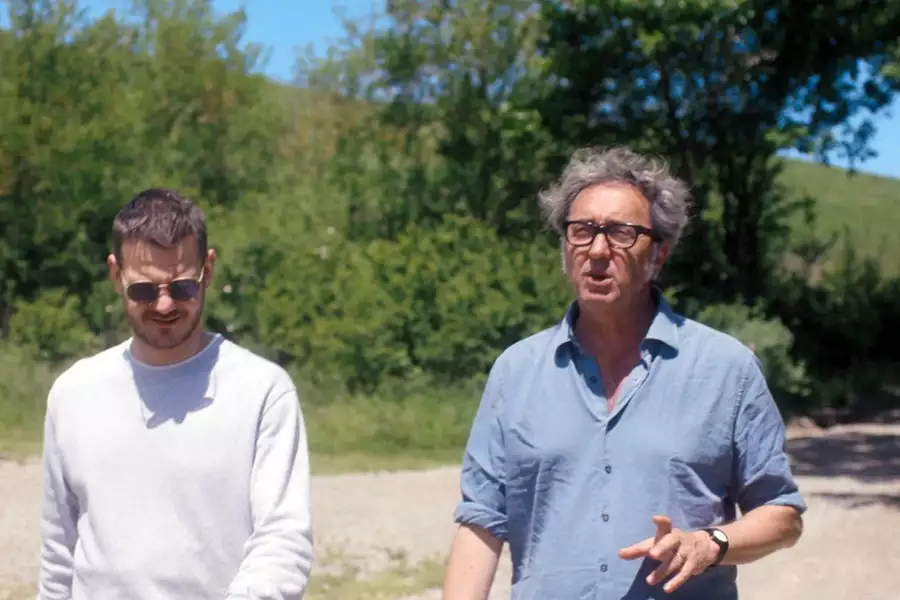 Alessandro Cattelan: Jedno proste pytanie - galeria zdjęć - filmweb