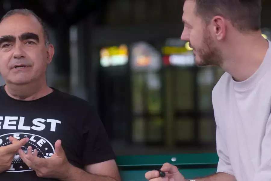 Alessandro Cattelan: Jedno proste pytanie - galeria zdjęć - filmweb