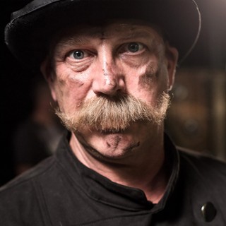 Myśliwy / Andreas / Redaktor / Hrabia / Mężczyzna / Profesor / Pułkownik Dulęba / Kominiarz / Pracownik korporacji / Polityk / Policjant / Doktor Kirsztajn