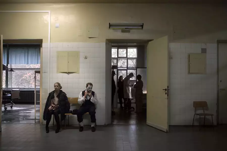 Okno z widokiem na ścianę - galeria zdjęć - filmweb