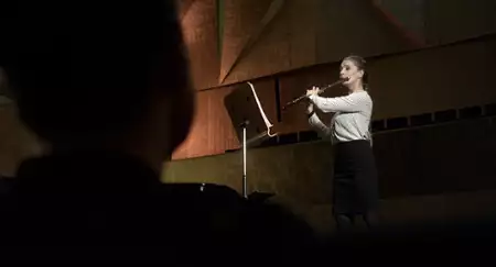 Okno z widokiem na ścianę - galeria zdjęć - filmweb