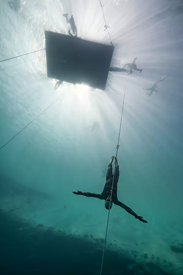Człowiek delfin - galeria zdjęć - filmweb