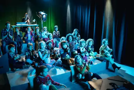 Kacper i Emma w teatrze - galeria zdjęć - filmweb