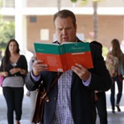 Eric Stonestreet w Współczesna rodzina