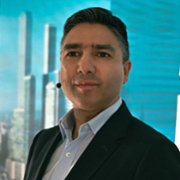Nick Mohammed w Kulawe konie