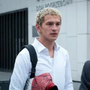 Proud - galeria zdjęć - filmweb