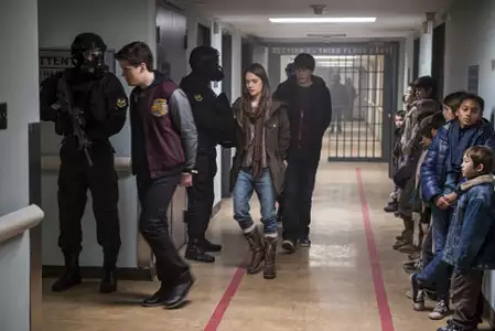 Between - galeria zdjęć - filmweb