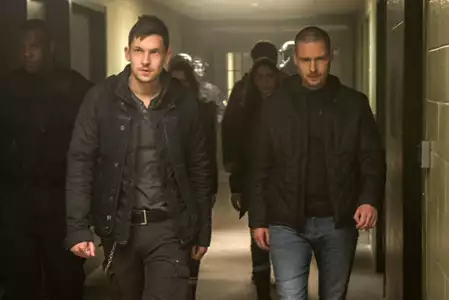 Between - galeria zdjęć - filmweb
