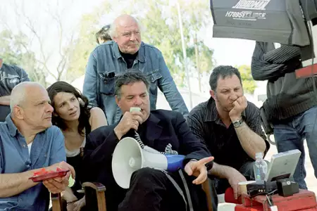 W zawieszeniu - galeria zdjęć - filmweb