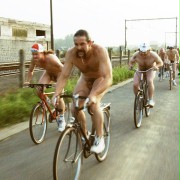 Boso, ale na rowerze - galeria zdjęć - filmweb
