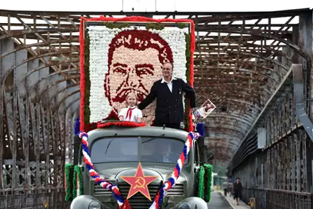 Ogr&oacute;d rodzinny. Dezerter - galeria zdjęć - filmweb