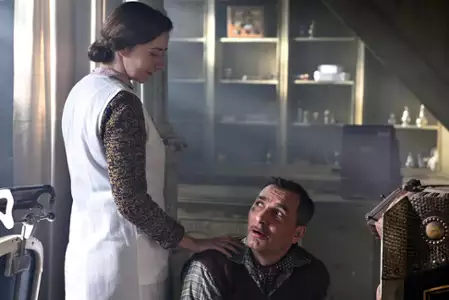Ogród rodzinny. Dezerter - galeria zdjęć - filmweb