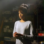 Britne Oldford w Ravenswood