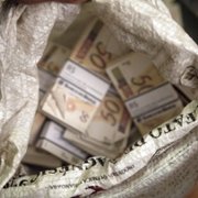 3 tony: Napad na Bank Centralny w Brazylii - galeria zdjęć - filmweb