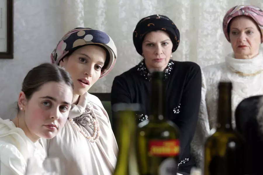 Wypełnić pustkę - galeria zdjęć - filmweb