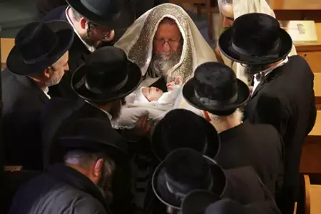 Wypełnić pustkę - galeria zdjęć - filmweb