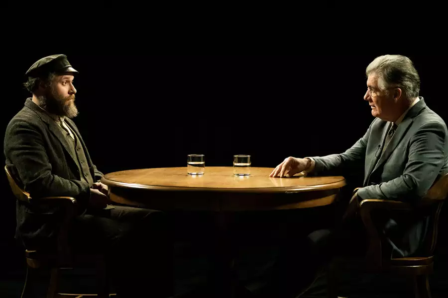 Amerykanin w marynacie - galeria zdjęć - filmweb
