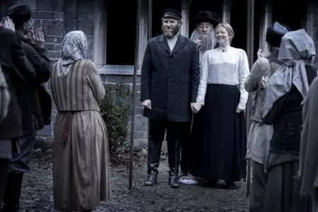 Amerykanin w marynacie - galeria zdjęć - filmweb