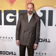 Bugonia - galeria zdjęć - filmweb