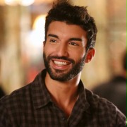 Justin Baldoni w Happy Endings