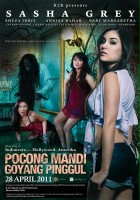 plakat filmu Pocong mandi goyang pinggul
