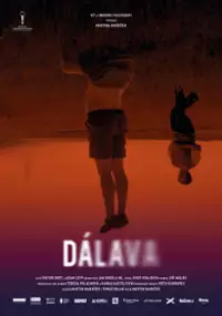 Plakat filmu W oddali