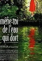 plakat filmu Méfie-toi de l'eau qui dort