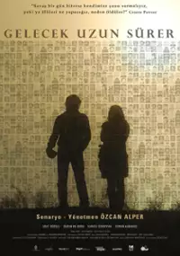 Plakat filmu Gelecek Uzun Surer