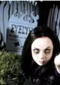 Plakat filmu Evelyn: The Cutest Evil Dead Girl