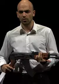 Plakat filmu Roberto Saviano - w cieniu śmierci