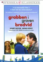 plakat filmu Facet z grobu obok