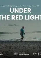 plakat filmu W blasku czerwieni