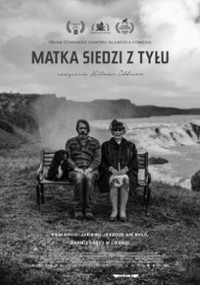 Matka siedzi z tyłu