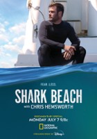 plakat filmu Chris Hemsworth na plaży rekinów