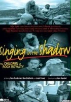 plakat filmu Śpiewając w cieniu - dzieci gwiazd rocka