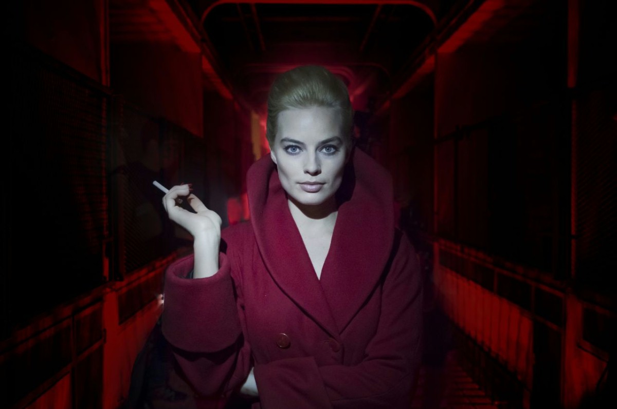 Posągowa Margot Robbie na planie "Terminala"