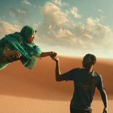 WENECJA 2023: Mikkelsen i ziemniaki, Garrone i imigranci. Recenzujemy filmy "Bękart" oraz "Io Capitano"