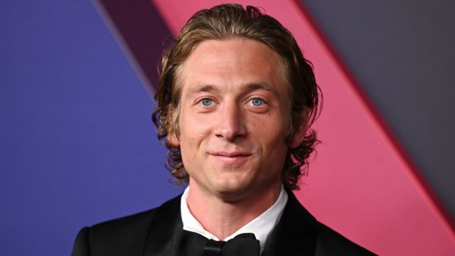 Jeremy Allen White będzie szukał miłości w serialu "Pięć...