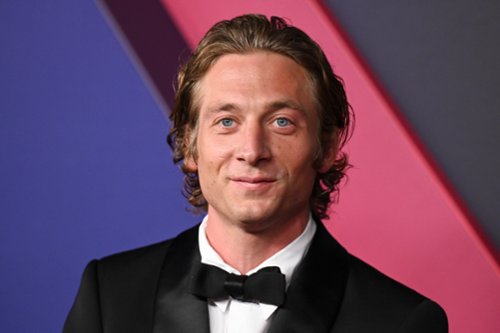 Jeremy Allen White będzie szukał miłości w serialu "Pięć...