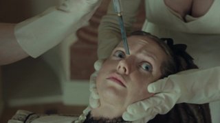 OFF CAMERA 2025: Przemoc i brzydota. Recenzujemy filmy "Utrata równowagi" i "Brzydka siostra"