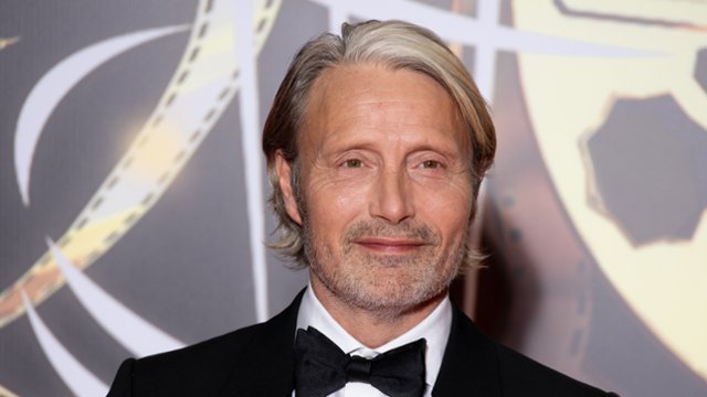 Mads Mikkelsen i dużo psów u laureata Oscara za "Dunkierkę"