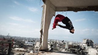 MDAG 2025: Oszukać grawitację, być głupim nastolatkiem. Recenzja "Yalla parkour"