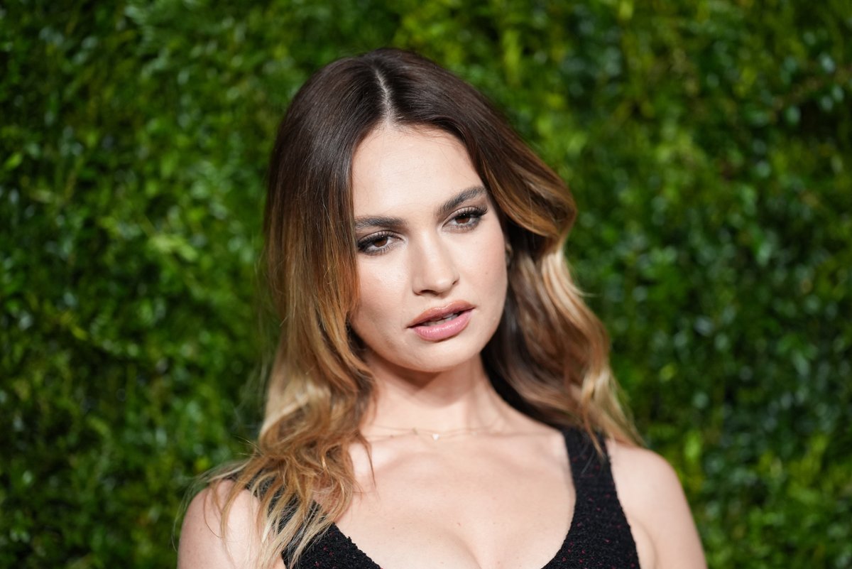 Lily James na tropie Chrisa Hemswortha. On ucieka łodzią podwodną